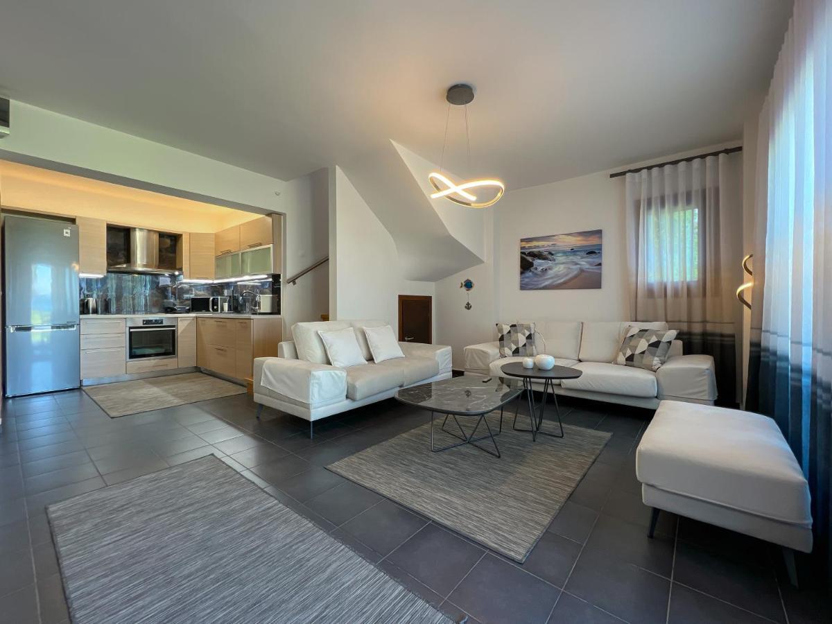 Heaven Luxury Villa Nea Roda Exterior foto